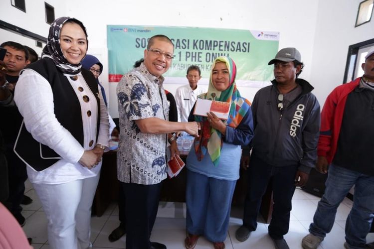 Sosialisasi dan pemberian buku tabungan untuk pencairan kompensasi bagi warga terdampak tumpahan minyak sumur YYA-1 PHE ONWJ di Desa Sedari, Kecamatan Cibuaya, Kabupaten Karawang, Rabu (11/9/2019)