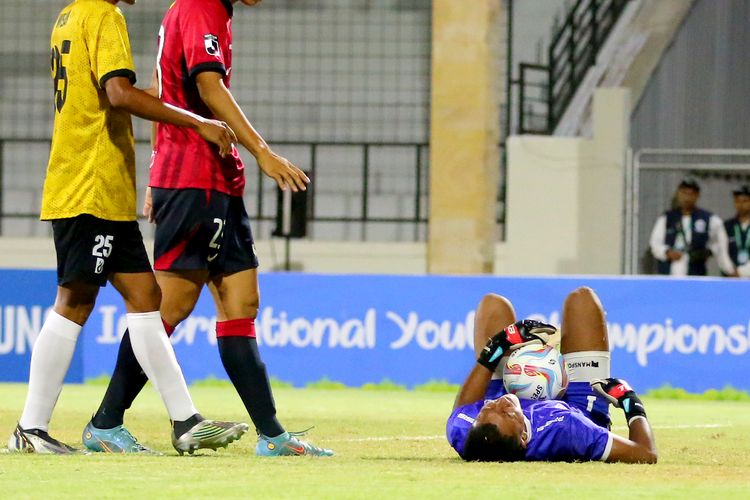 Kiper Bhayangkara FC kesakitan saat menjalani pertandingan International Youth Championship 2023 di Stadion Ngurah Rai Denpasar Bali, 7-14 Agustus 2023.