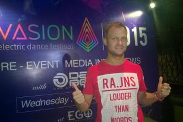 Pentolan grup musik EDM Dash Berlin, Jeffrey Sutorius, diabadikan dalam acara jumpa pers Invasion 2015 Electronic Dance Festival di X2 Club, Plaza Senayan, Rabu (19/8/2015).