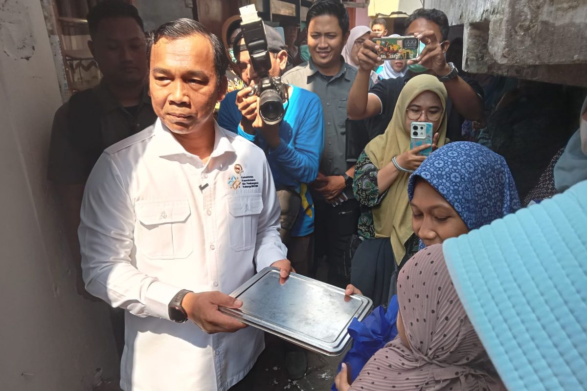 Menteri Kependudukan dan Pembangunan Keluarga sekaligus Kepala BKKBN, Dr. H. Wihaji, S.Ag., M.Pd saat bertemu warga Surabaya untuk memastikan pelaksanaan program Pemberian Makanan Bergizi Gratis (MBG) bagi sasaran 3B (Bumil, Busui, dan Balita Non PAUD) berjalan tepat sasaran, Kamis (9/10/2025) siang.