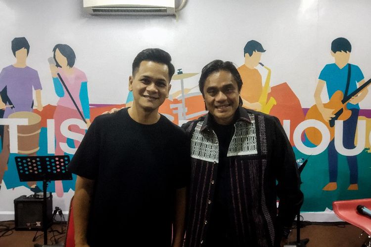 Penyanyi Gabriel Harvianto dan musisi Dwiki Dharmawan setelah jumpa pers konser Rapsodia Nusantara di kawasan Dharmawangsa, Jakarta Selatan, Jumat (5/8/2022). 