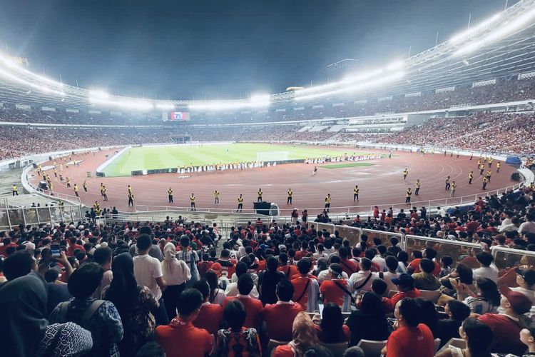 Suasana stadion yang dipenuhi suporter Sepak bola saat berlangsungnya FIFA Matchday antara Indonesia vs Argentina di Stadion Utama Gelora Bung Karno (SUGBT) Jakarta, Senin (19/6/2023) malam.