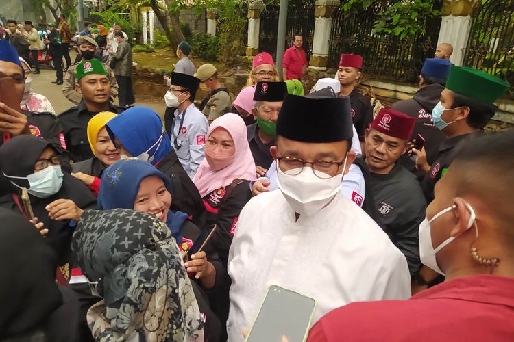 Gubernur DKI Jakarta Anies Baswedan di TPU Tanah Kusir, Minggu (22/5/2022). 