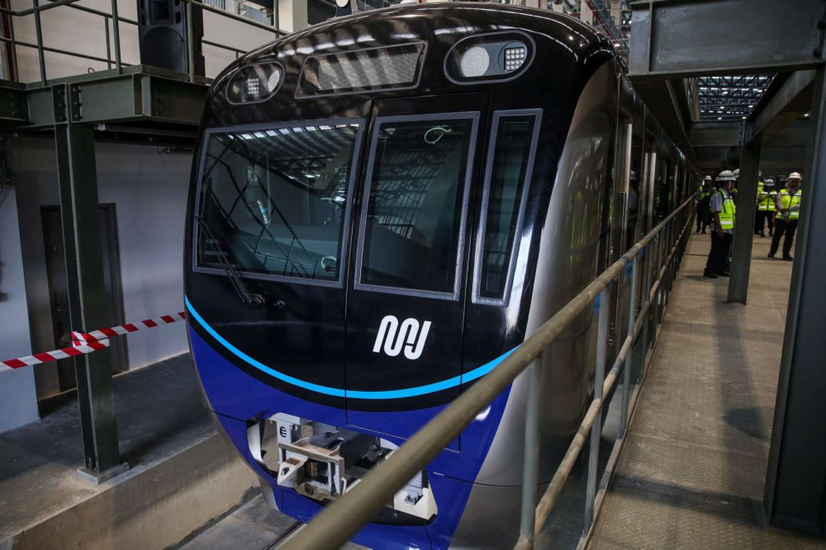 Kereta mass rapid transit (MRT) terlihat di Depo MRT Lebak Bulus, Jakarta Selatan, Kamis (12/4/2018). Gubernur DKI Jakarta Anies Baswedan meresmikan kedatangan dua rangkaian angkutan massal cepat (MRT) dan total sudah 12 unit kereta MRT berada depo MRT Lebak Bulus.