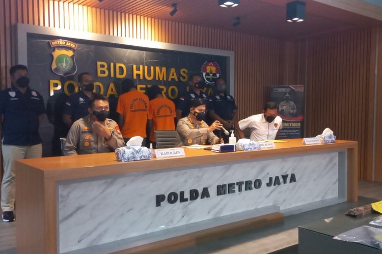 Kapolres Metro Bekasi Kombes Hendra Gunawan (kiri) dan Kabid Humas Polda Metro Jaya Kombes Endra Zulpan (tengah) menunjukan barang bukti kasus mutilasi yang terjadi di Kedungwaringin, Bekasi, di Mapolda Metro Jaya, Minggu (28/11/2021).