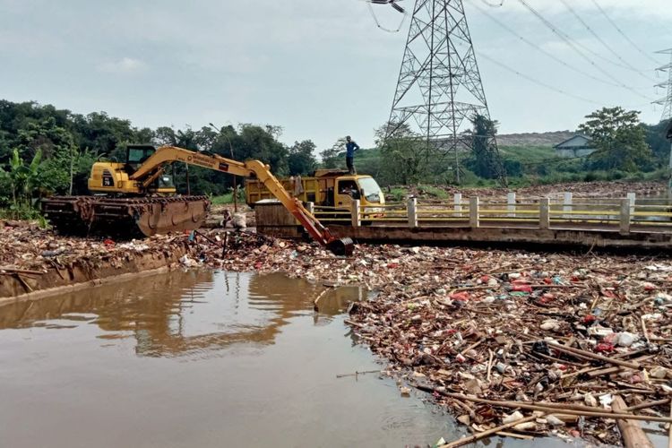 Dinas PUPR Kota Depok membersihkan Kali Pesangrahan dari tumpukan sampah sebagai upaya meminimalisir banjir dan luapan kali di masa musim hujan.