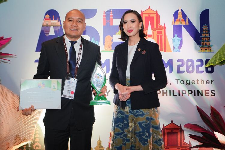Direktur Perseroan PT Mitra Natura Raya, Marga Anggrianto (kiri) dan Menteri Pariwisata, Widiyanti Putri Wardhana (kanan) dalam ASEAN Tourism Standards Awarding Ceremony di Grand Ballroom, Nustar Resort, Cebu, Filipina, Jumat (30/1/2026).