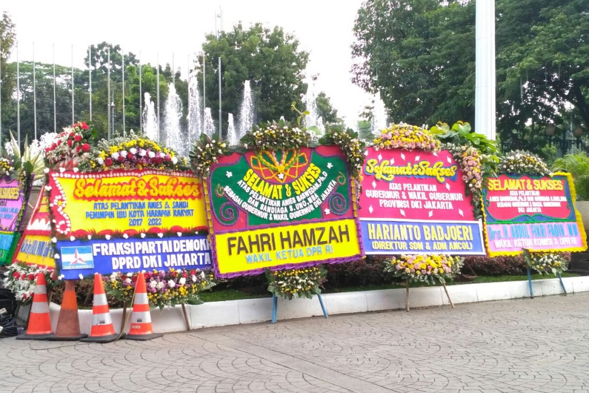 Karangan bunga untuk Anies Baswedan dan Sandiaga Uno di Balai Kota, Jalan Medan Merdeka Selatan, Senin (16/10/2017). 