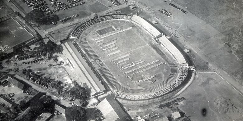 Pemandangan dari udara mengenai peristiwa penting dalam sejarah Indonesia: Pembukaan Pekan Olahraga Nasional di Stadion IKADA pada tanggal 21 Oktober 1951.