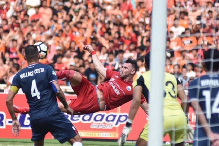 Penyerang Persija Jakarta Marko Simic melepaskan tendangan ke arah gawang Persela Lamongan pada laga tunda pekan ke-26 Liga 1 yang berlangsung di Stadion Utama Gelora Bung Karno (SUGBK), Jakarta, Selasa (20/11/2018). Laga tersebut dimenangkan Persija dengan skor 3-0/