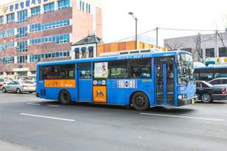 Bus biru dengan jarak panjang mengelilingi kota Seoul. 