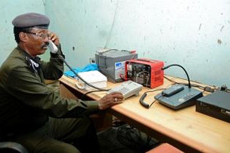 Seorang polisi Somalia tengah menjawab telepon warga yang masuk ke nomor 