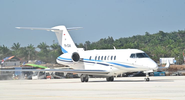 Perdana, Pesawat Jet Berpenumpang Mendarat Mulus di Bandara IKN