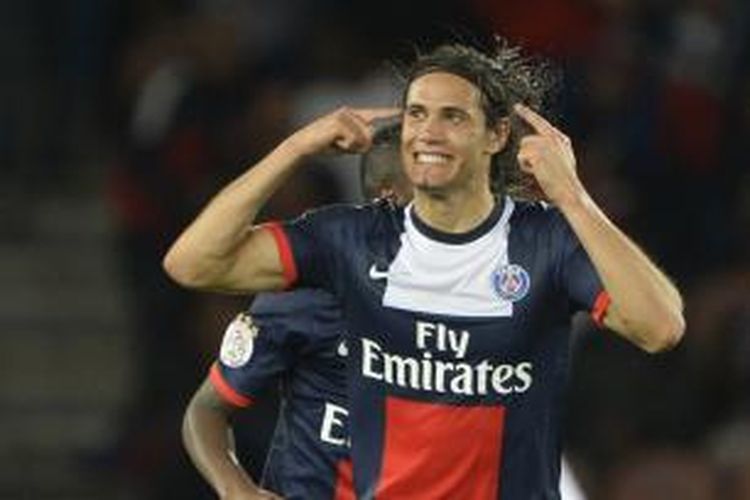 Striker Paris Saint-Germain, Edinson Cavani, merayakan gol yang dicetaknya ke gawang Ajaccio dalam lanjutan Ligue 1, Minggu (18/8/2013). Hasil akhir 1-1.