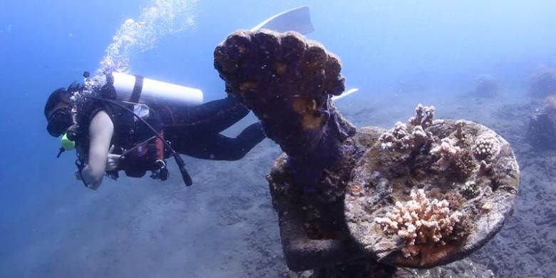 Satu dari tujuh patung yang terdapat dalam galeri di spot diving di Pantai Jemeluk, Amed, Karangasem, Bali.
