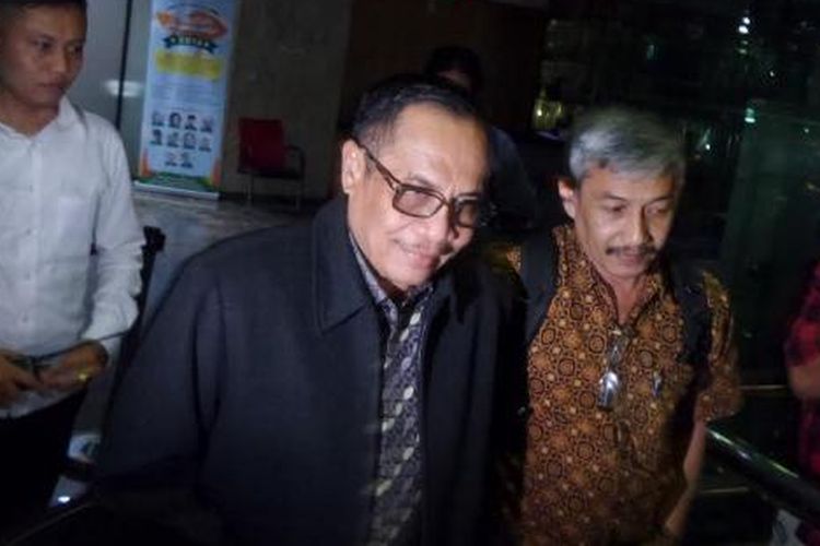 Mantan Dirjen Dukcapil Kementerian Dalam Negeri, Irman, seusai diperiksa di Gedung KPK Jakarta, Selasa (4/10/2016).