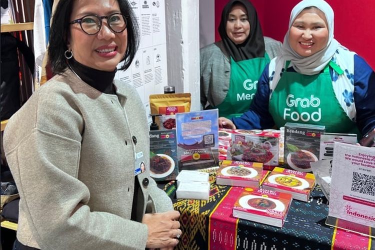 Neneng Goenadi, Country Managing Director Grab Indonesia (kiri); Rospiani, Managing Director Restu Mande (tengah); dan Utami Ichda Ramadhanty, Business Development Director, Restu Mande (kanan); saat di booth Restu Mande, Paviliun Indonesia, World Economic Forum 2025 Davos, Swiss, (20/01/25).