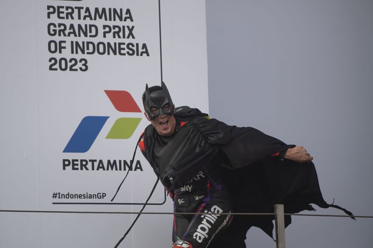 Pebalap Aprilia Racing Maverick Vinales mengenakan kostum Batman saat berada di podium seusai balapan MotoGP di Pertamina Mandalika International Street Circuit, Lombok Tengah, NTB, Minggu (15/10/2023). Francesco Bagnaia memenangi MotoGP Mandalika setelah menyelesaikan 27  lap dengan catatan waktu 41 menit 20,293 detik disusul pebalap Aprilia Racing Maverick Vinales dan pebalap Monster Energy Yamaha Fabio Quartararo. ANTARA FOTO/Wahyu Putro A/nz