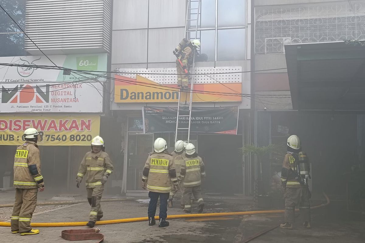 Sebuah genset di rooftop sebuah ruko di Jalan Pahlawan Revolusi, Pondok Bambu, Duren Sawit, Jakarta Timur, diduga mengalami korsleting, Selasa (2/5/2023).