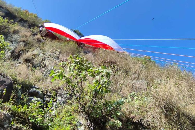 Pengibaran bendera merah putih raksasa di atas garis Sesar Lembang, Minggu (14/8/2022).