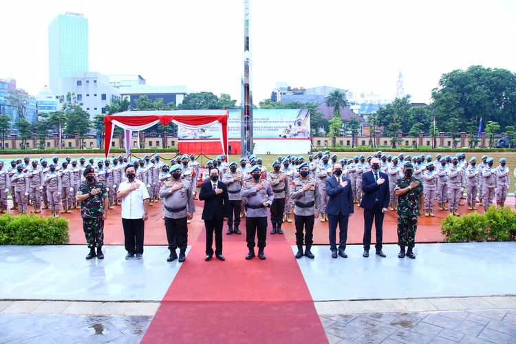 Kepala Kepolisian Negara Republik Indonesia (Kapolri) Jenderal Listyo Sigit Prabowo memimpin upacara penutupan Satgas Polri pada misi pemeliharaan perdamaian Persatuan Bangsa-Bangsa (PBB) di UNAMID di Lapangan Bhayangkara, Jakarta, Selasa (8/2/2022). Foto: Divisi Humas Polri