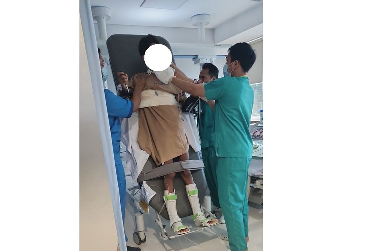 Ayah D (17), Jonathan Latuhamina, baru-baru ini mengunggah foto sang anak yang tengah kesakitan saat tengah berjuang pulih di media sosialnya. 