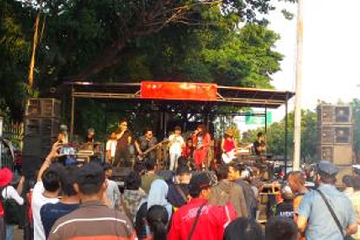 Panggung musik dari para relawan dari kelompok Timbul Sehati yang didirikan di kawasan Lapangan IRTI Monas, Senin (20/10/2014)