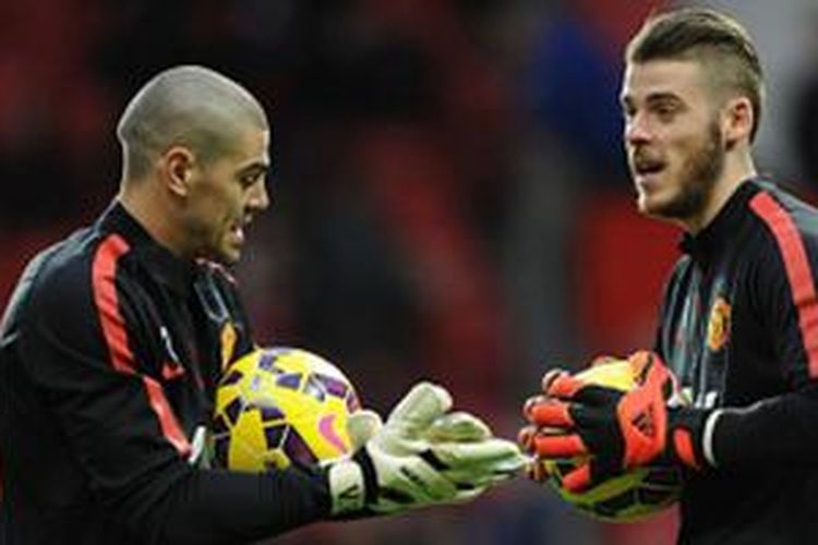 Victor Valdes dan David De Gea saat berlatih di Stadion Old Trafford. 