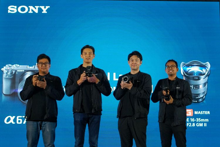 Satoshi Shimada, Marketing Director Sony Indonesia (kedua dari kiri) bersama eksekutif Sony Indonesia saat memperkenalkan kamera mirrorless APS-C Alpha A6700 dalam acara peluncuran di Jakarta, Jumat (1/9/2023)
