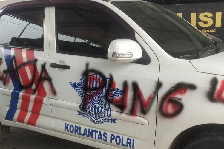 Onum anggota Polres Luwu mencoret mobil patroli polisi dengan tulisanRaja Pungli Sabtu, (15/10/2022).
