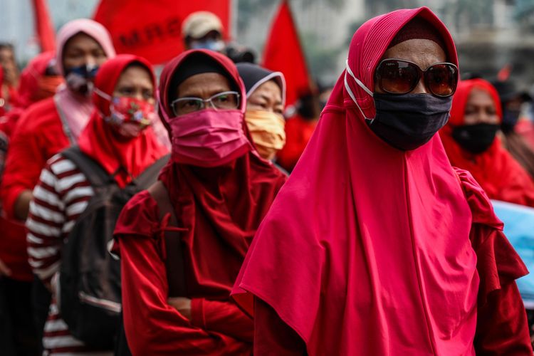 Serikat Masyarakat Miskin Indonesia (SRMI) melakukan aksi unjuk rasa di kawasan Patung Kuda Jakarta Pusat, Jumat (16/10/2020). Mereka menolak pengesahan omnibus law Undang-undang Cipta Kerja.