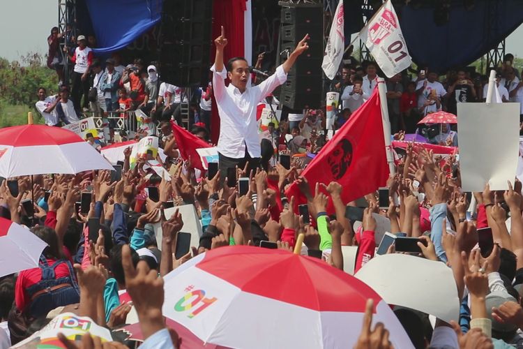 Calon Presiden nomor urut satu, Joko Widodo berkampanye di lapangan pelabuhan perikanan desa Gebang Mekar, Kecamatan Gebang, Kabupaten Cirebon, Jumat (5/4/2019). Jokowi meminta warga berani melawan hoaks, mengejar target 75 persen, dan memutihkan TPS serta mencoblos baju putih 17 April mendatang. 