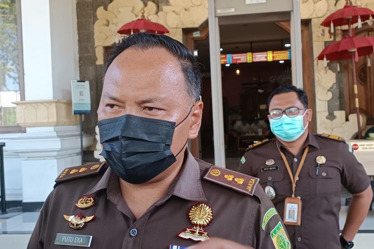 Kepala Seksi Intelijen (Kasi Intel) Kejari Denpasar I Putu Eka Suyantha saat menyampaikan rilis penetapan tersangka kasus korupsi di LPD Serangan, Denpasar, Bali, pada Senin (6/6/2022). Kompas.com/ Yohanes Valdi Seriang Ginta