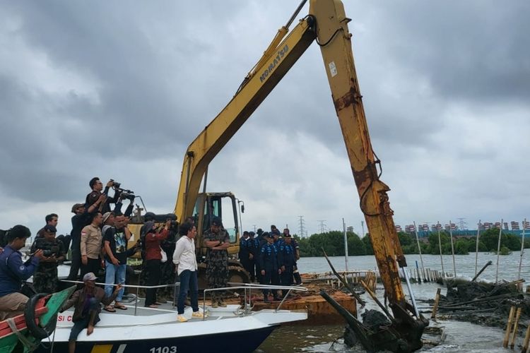 Proses pembongkaran pagar laut yang dilakukan mandiri oleh PT TRPN di Perairan Pal Jaya, Desa Segarajaya, Kabupaten Bekasi, Jawa Barat, Selasa (11/2/2025).