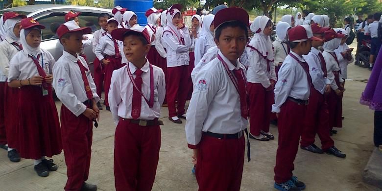 Anak anak TKI yang orang tuanya bekerja di Sabah Malysia turut menyambut kedatangan Jokowi. Mereka berharap pemerintah memberi perhatian terhadap pendidikan anak anak TKI. 
