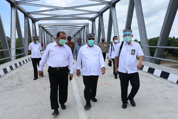 Menteri PUPR Basuki Hadimuljono meresmikan Jembatan BTT di Bojonegoro Jawa Timur, Minggu (3/12/2021).