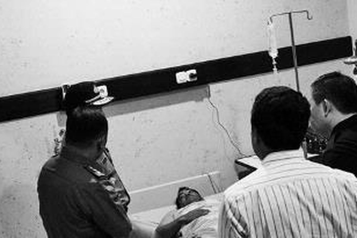 Kapolda Jawa Barat Inspektur Jenderal Suparni Parto (kiri, bertopi) menjenguk salah satu korban ledakan bom, Inspektur Dua Budi Hartono, di Rumah Sakit Pelabuhan, Cirebon, Jawa Barat, Jumat (15/4). Ledakan bom yang terjadi sekitar pukul 12.20 di Masjid Adz-Dzikro di lingkungan Mapolresta Cirebon ini, dan diduga bermotif bom bunuh diri, melukai 28 orang yang shalat Jumat di masjid itu.