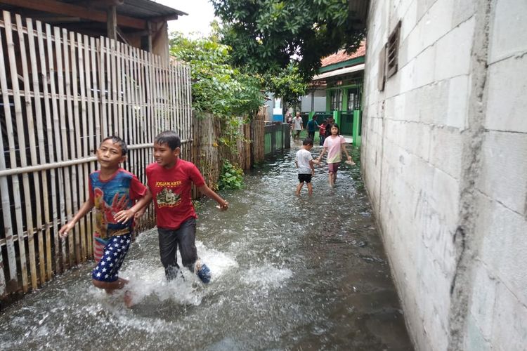 Pemukiman warga di Kelurahan Tegal Alur Jakarta Barat terendam banjir sejak kemarin, Rabu (19/1/2022).