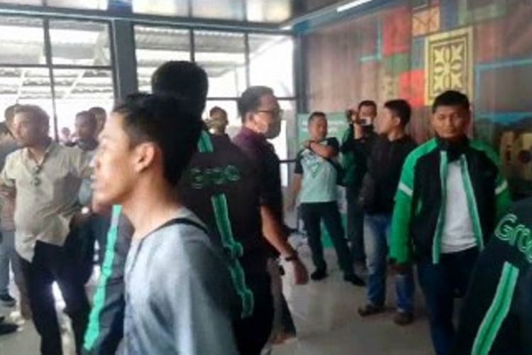 Protes insentif, puluhan sopir grab ngamuk dan mengusir pihak managemen Grab dari Mamuju sulawesi barat hengkang dari Mamuju.