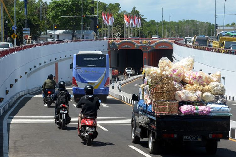 Sejumlah pengendara melintas di ruas Underpass Simpang Tugu Ngurah Rai usai diresmikan di Bali, Sabtu (22/9/2018). Proyek underpass yang menelan anggaran sebesar Rp 168,3 miliar itu untuk mengurangi kemacetan di kawasan Bandara Internasional I Gusti Ngurah Rai sekaligus mendukung pelaksanaan pertemuan IMF dan Bank Dunia pada Oktober 2018.  
