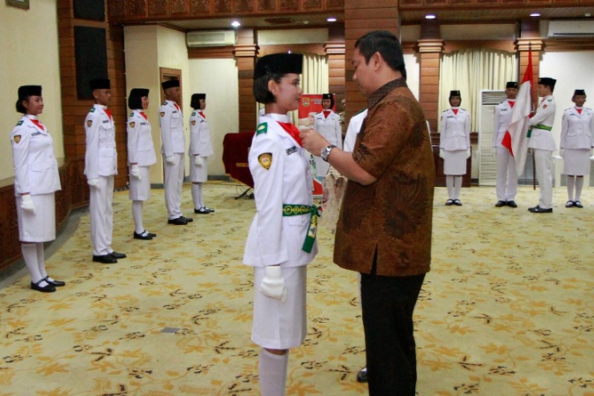 Walikota Semarang Hendrar Prihadi, Senin (14/8/2017), mengukuhkan 27 pelajar SMU/SMK sederajat Kota Semarang sebagai Pasukan Pengibar Bendera Pusaka (Paskibraka) Kota Semarang. Paskibraka itu terdiri 14 perempuan dan 13 lak-laki.