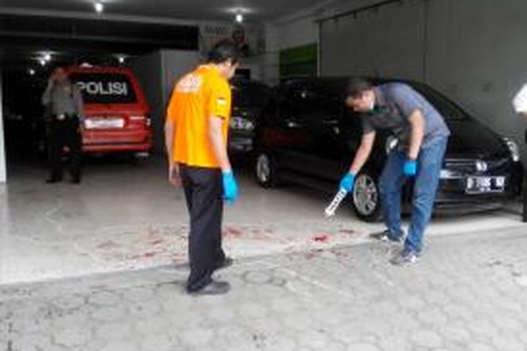 Aksi perampokan disertai penganiayaan terjadi di Bandung. Pasangan suami istri bos pemilik showroom penyewaan dan penjualan mobil bekas di Jalan Kalipah Apo nomor 62-64 , Kecamatan Astana Anyar, Kota Bandung,menjadi korban , Senin (26/5/2014).