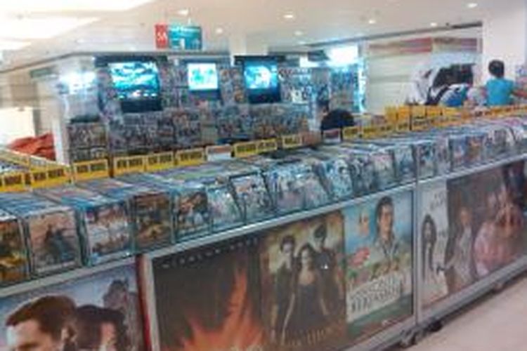 Penjualan CD bajakan di tiap Mall dan ITC sangat mudah ditemui
  Salah satunya di Mall Blok M lantai 3A, Jakarta, Selasa (23/7/2013)
