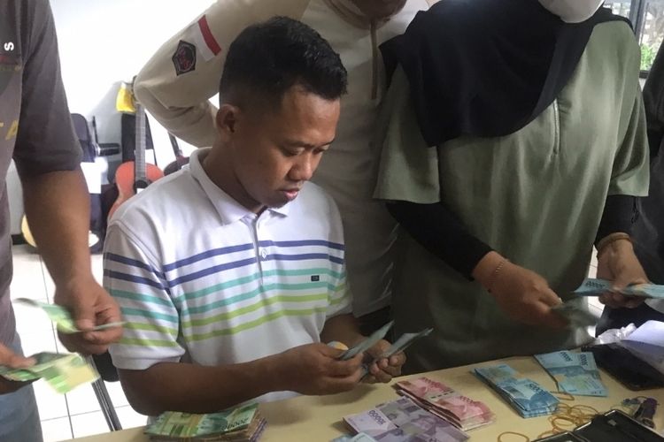 Sejumlah Penyandang Masalah Kesejahteraan Sosial (PMKS) terjaring oleh petugas Suku Dinas (Sudin) Sosial Jakarta Selatan di Jalan Ahmad Dahlan, Kebayoran Baru, pada Sabtu (21/1/2023) pagi. Satu di antara PMKS itu kedapatan membawa uang Rp 12 juta.