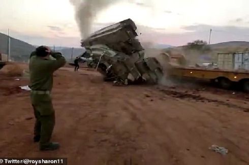 Video Viral, Tank Israel Ini Terbalik Saat Naik ke Kendaraan Angkut
