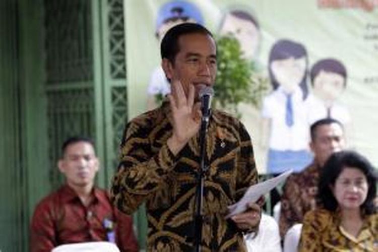 Presiden Joko Widodo memberikan sambutan dalam acara penyerahan Kartu Indonesia Sehat (KIS), Kartu Indonesia Pintar (KIP), dan Kartu Keluarga Sejahtera (KKS) di Kantor Pos Kampung Melayu, Jalan Jatinegara Barat, Jakarta Timur, Rabu (13/5/2015).
