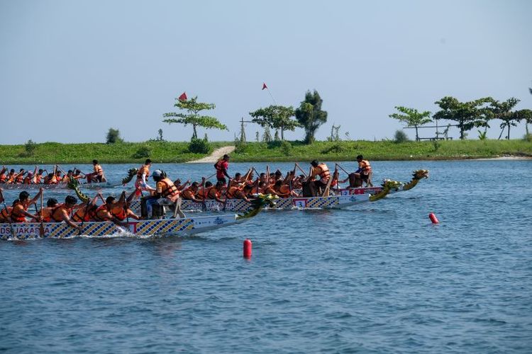 Peserta yang mengikuti kompetisi perahu naga kategori Pro 10 di Jakarta Water Sport 2025.