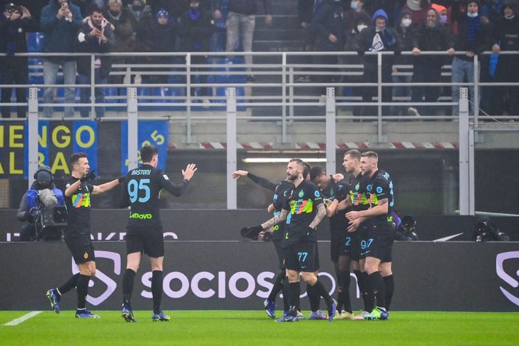 Para pemain Inter Milan merayakan gol Denzel Dumfries ke gawang Torino pada laga pekan ke-19 Liga Italia 2021-2022 di Stadion Giuseppe Meazza, Kamis (23/12/2021) dini hari WIB.
