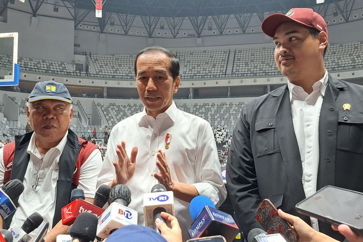 Presiden Joko Widodo memberikan keterangan pers setelah meresmikan Indonesia Arena di kawasan Gelora Bung Karno, Jakarta, Senin (7/8/2023).
