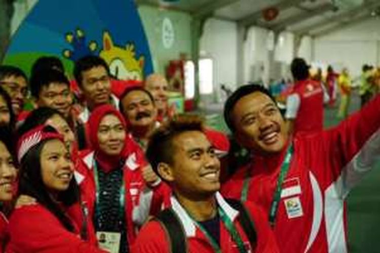 Menpora Imam Nahrawi dan para atlet bulu tangkis Indonesia